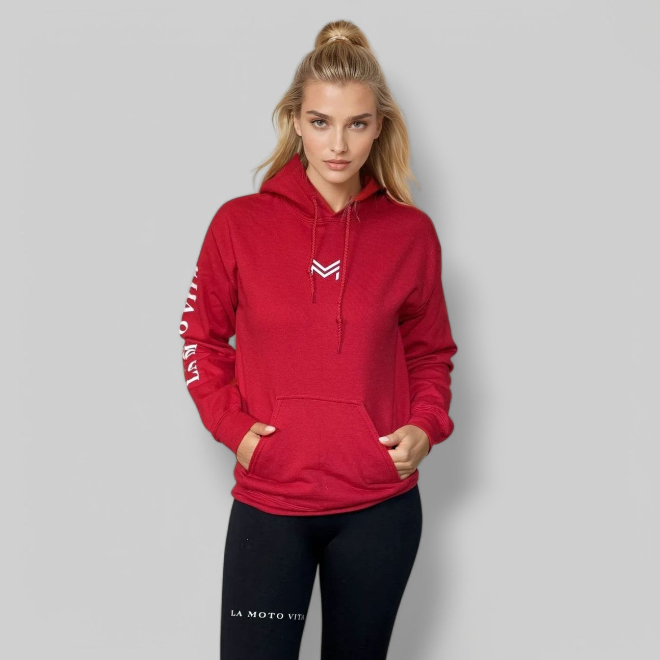 Sudadera con capucha color rojo cereza